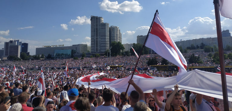 Protests in Minsk, cc Максим Шикунец, modified, https://commons.wikimedia.org/wiki/File:Protest_actions_in_Minsk_(Belarus)_near_Stella,_August_16.jpg