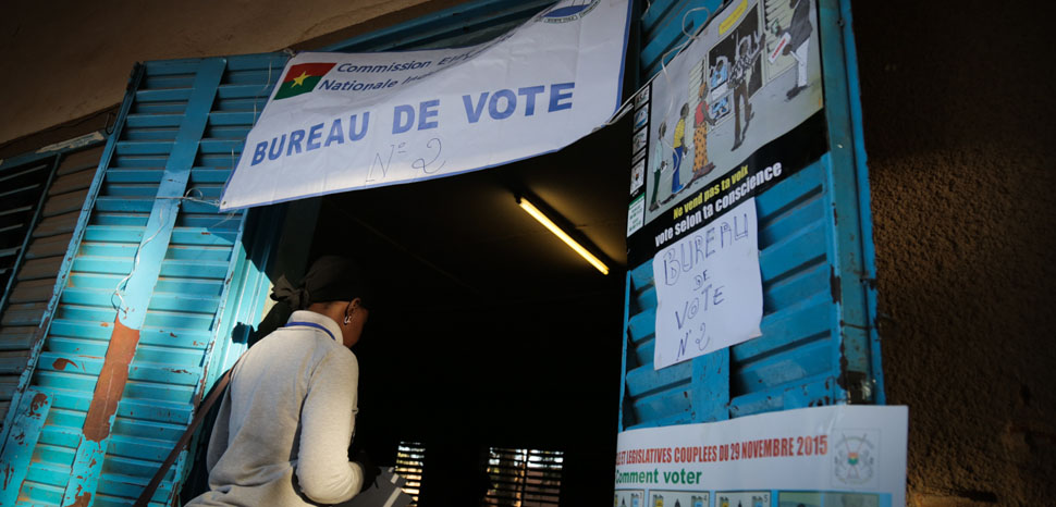 Émilie Iob (VOA) cc, modified, https://commons.wikimedia.org/wiki/File:Polling_station,_Ouagadougou,_29_Nov_2015.jpg