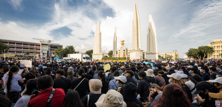 The protests on 18 July 2020 in a large demonstration organized under the Free Youth umbrella (Thai: เยาวชนปลดแอก; RTGS: yaowachon plot aek) at the Democracy Monument in Bangkok., cc Supanut Arunoprayote. , modified, https://zh.wikipedia.org/wiki/File:Protest_in_2020_Democracy_Monument_(II).jpg
