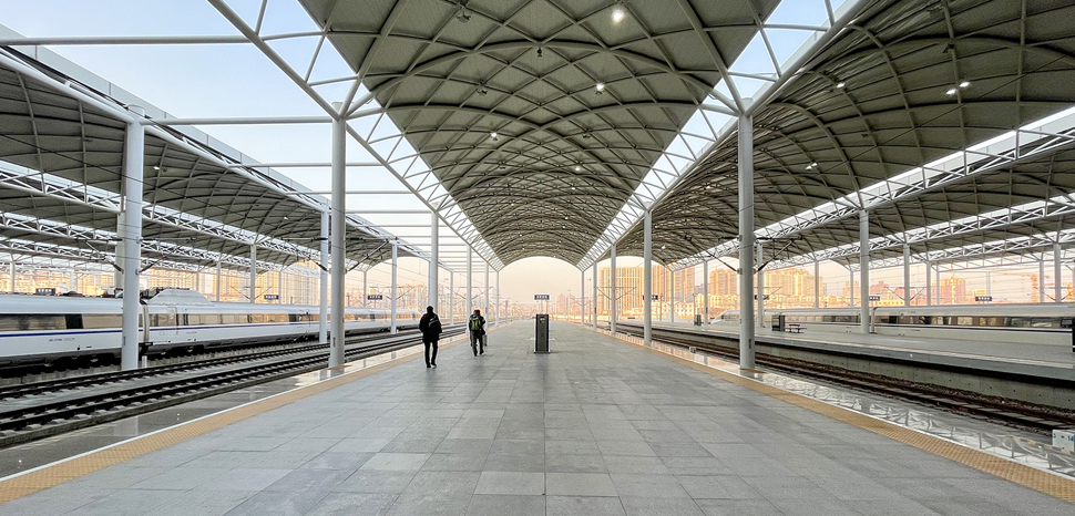 The platforms of Shijiazhuang Railway Station., cc modified, wikicommons Windmemories, https://commons.wikimedia.org/wiki/File:20201216_Platforms_of_Shijiazhuang_Railway_Station_05.jpg