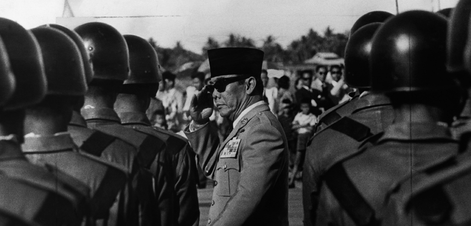 President Sukarno, the first leader of Indonesia after it became a republic in 1945, inspects his troops.. cc Flickr Tullio Saba, modiifed, public domain, https://flickr.com/photos/97453745@N02/9324143543/in/photolist-9hk3RZ-dZZMRX-e1ePJa-e16XMA-uWAhSp-7GnjcS-GP6dtR-2er4gbn-e1eKF6-fv6AWQ-e16Szy-e1ySDj-2fQ1UAt-2fQ1Sxk-2fKqbf9-2eChx2N-2fKpZqd-2fKqcMC-2er4g2V-TFLgMj-2h9LUEQ-2h9NDuJ-e172D5-Rp9a8s-TFLj3S-25drPZn-25drV26-TFLgy3-25drU5r-2eChcNs-2fKpPzG-2eChjM7-2eChmpW-25drC2z-2fKpHuA-2fKpYPd-2eChi9N-TFL7Ts-2fKpX1d-25drGya-TFL5Rw-2eChocd-9iBDqK-H3JcYt-cfynYL-2fQ1Gmi-HiFb2u-f8y76x-87LZDR-fcWF2z