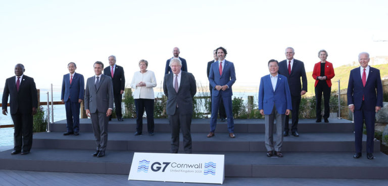 cc首相官邸ホームページ, modified, https://en.wikipedia.org/wiki/File:Family_photo_of_G7_leaders_and_the_invited_guests_at_Carbis_Bay_(1).jpg
