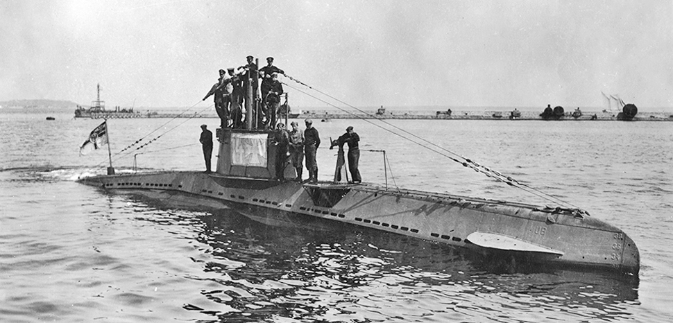 Description: A photograph of the German WWI U-boat UB 14 on the surface of the Black Sea. The submarine's crew is gathered around the tower. Source: Rainer Kolbicz (Ed.), WWI U-boats: UB 14, uboat.net, www.uboat.net/wwi/boats/index.html?boat=UB+14, cc SMU Central University, modified, https://commons.wikimedia.org/wiki/File:German_U-boat_UB_14_with_its_crew.jpg