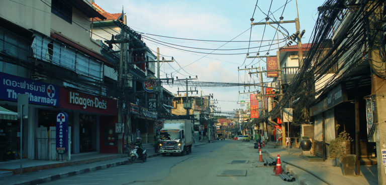 An abandoned Thai tourist town under lockdown in 2020, cc Per Meistrup , modified, https://commons.wikimedia.org/wiki/File:TH-COVID19_Abandoned-tourist-town_IMG_9872e.jpg