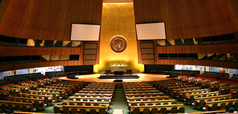 cc Patrick Gruban, modified, https://commons.wikimedia.org/wiki/File:UN_General_Assembly_hall.jpg