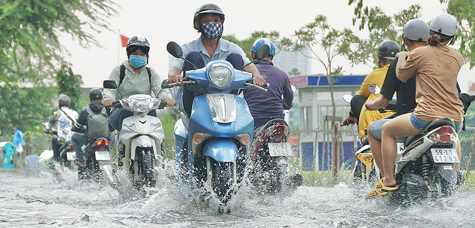 Many roads are flooded in Ho Chi Minh City because the high tide is at its peak. Credit: Hong Giang - Vietnam News Agency. / Thành phố Hồ Chí Minh: Nhiều tuyến đường ngập s