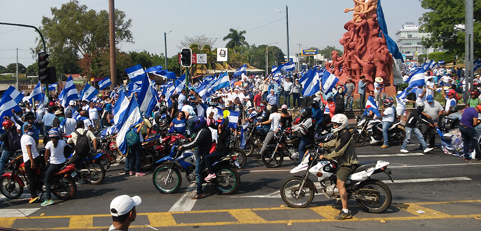 Anti-government protesters in the monument to Alexis Arguello in Managua, May 9, 2018 , cc El arzobispo, modified, https://commons.wikimedia.org/wiki/File:Protest_in_Managua,_May_9,_2018.jpg