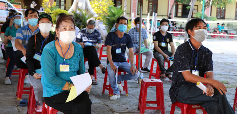 Citizens in Phu Yen Province wait for their turn to get COVID-19 vaccine injections (August 2, 2021). Photo: VNA