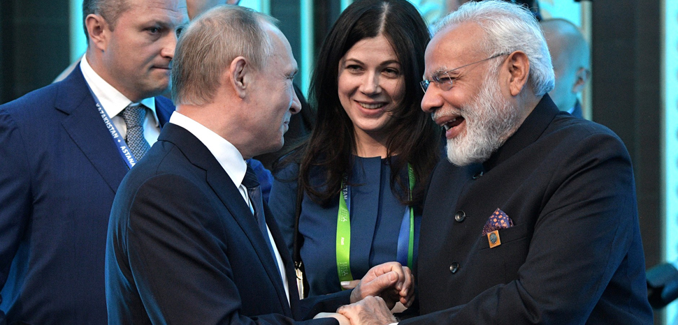 cc Presidential Press and Information Office, modified, https://commons.wikimedia.org/wiki/File:Prime_Minister_Narendra_Modi_and_President_Vladimir_Putin_greet_each_other_before_the_2017_Shanghai_Cooperation_Organisation_summit_in_Astana,_Kazakhstan.jpg
