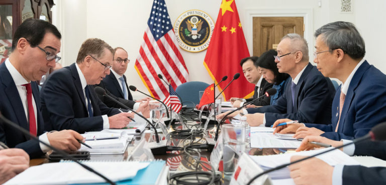 cc US Trade Representative, modified, https://zh.wikipedia.org/wiki/File:US-China_9th_discussion_on_trading_issue.jpg