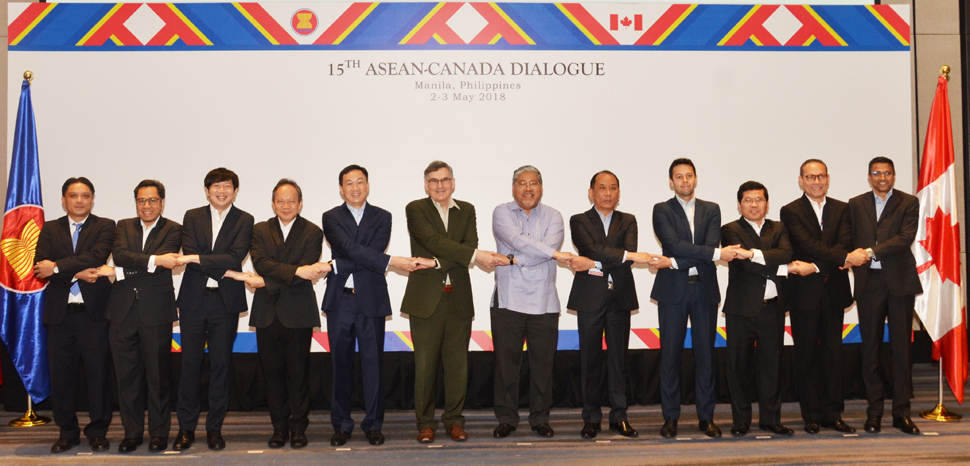 Canada-ASEAN dialogue in 2018; modified, CC DFA Philippines, https://commons.wikimedia.org/wiki/File:Heads_of_delegation_for_the_15th_ASEAN-Canada_Dialogue_link_arms_for_the_traditional_family_photo.jpg