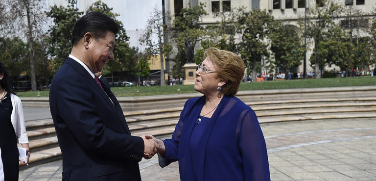 cc Gobierno de Chile, modified, https://commons.wikimedia.org/w/index.php?title=Special:Search&redirs=0&search=Bachelet%20china&fulltext=Search&ns0=1&ns6=1&ns14=1&title=Special:Search&advanced=1&fulltext=Advanced%20search#/media/File:Presidenta_Bachelet_recibe_en_Visita_de_Estado_al_Mandatario_de_la_Rep%C3%BAblica_Popular_China_(30815065590).jpg