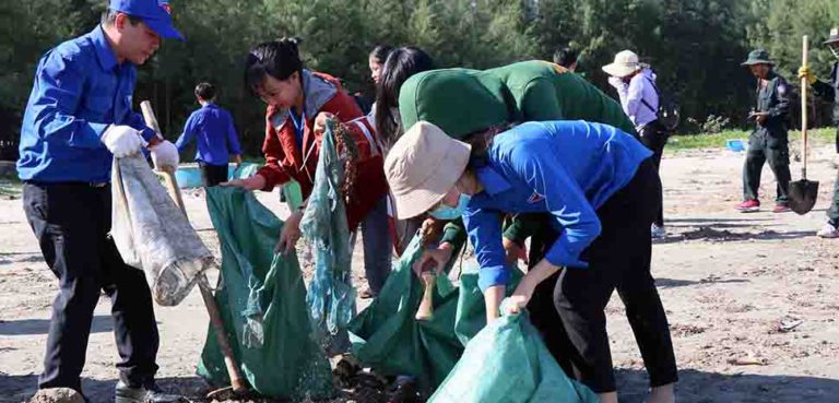 Biển đảo Việt Nam: Ra quân làm sạch bãi biển xã