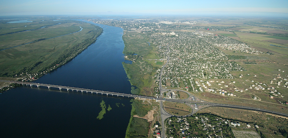 The Antonovsky bridge is one of the few crossings able to easily supply forces on the north side of the Dniper River; cc Uaquantum, modified, https://commons.wikimedia.org/wiki/File:01_09_2006_08_23_Kherson.JPG