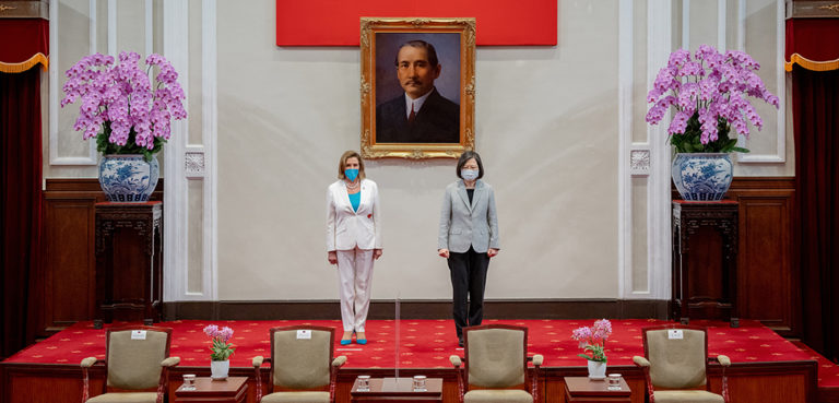 cc 總統府, modified, https://commons.wikimedia.org/wiki/File:Tsai_Presents_Pelosi_with_Order_of_Propitious_Clouds_by_Lin_01.jpg