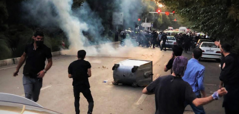 Uprising in Tehran, September 2022, cc Darafsh, modified, https://commons.wikimedia.org/wiki/File:Uprising_in_Tehran,_Keshavarz_Boulvard_September_2022_(2).jpg