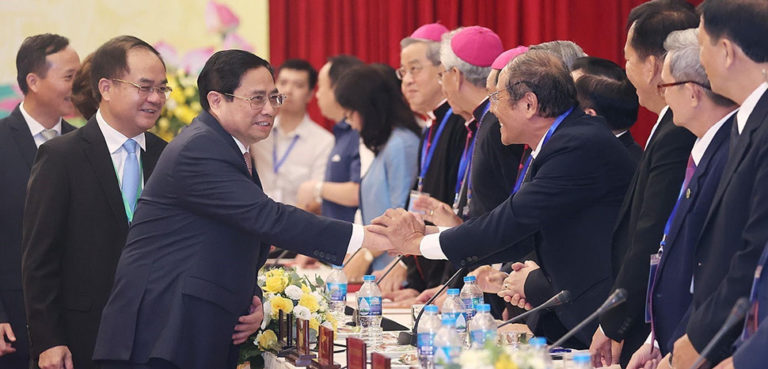 cc Prime Minister Pham Minh Chinh meets with religious leaders of Vietnam. Courtesy of VNA, modified