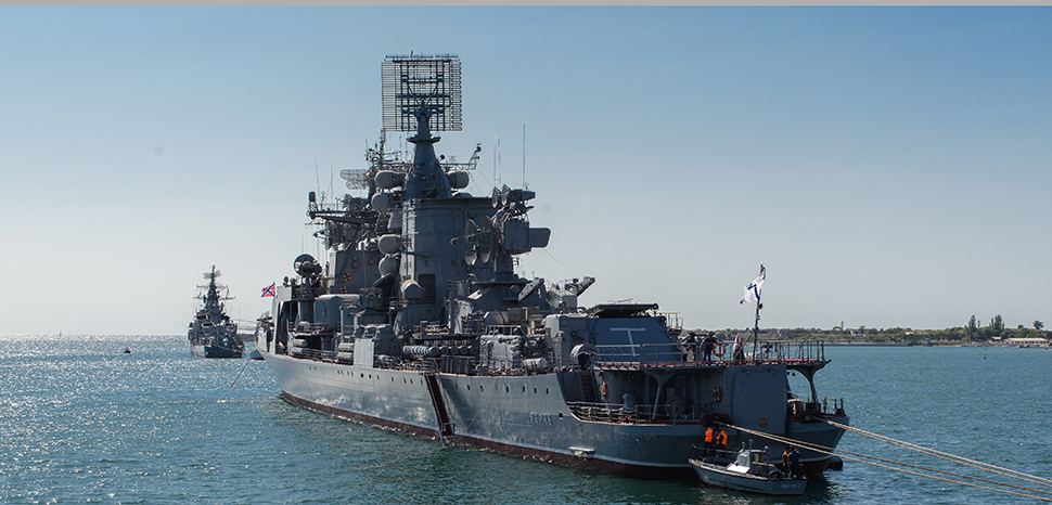 cc Nick Savchenko, modified, https://commons.wikimedia.org/wiki/File:Russian_naval_ships_Kerch_and_Smetlivy.jpg