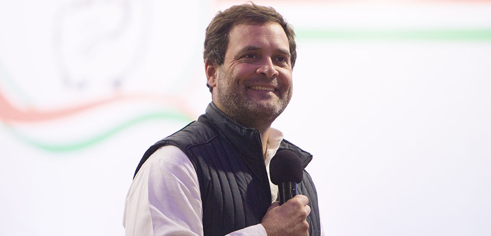 cc Sidheeq, modified, https://commons.wikimedia.org/wiki/File:Rahul_Gandhi_in_Shillong.jpg