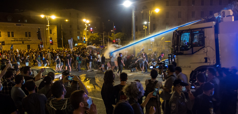 cc Or Barenholtz, modified, https://commons.wikimedia.org/wiki/File:Police_water_cannon_in_protests_against_Netanyahu.png