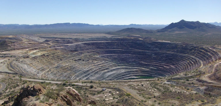 cc Ariontor (pixabay.com), modified, https://www.needpix.com/photo/download/1775154/mine-open-pit-mining-large-landscape-open-pit-arizona-ajo
