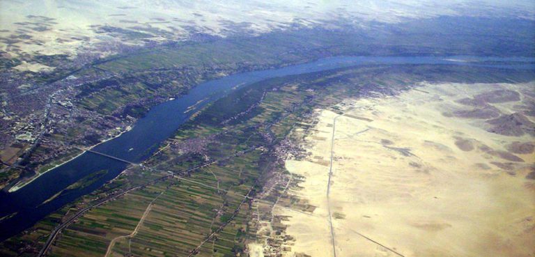 The fertile band of the Nile near Luxor; cc Bionet, modified, https://commons.wikimedia.org/wiki/File:Vallee_fertile_du_Nil_a_Louxor.jpg