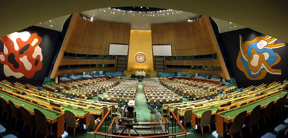 cc Spiff, modified, https://en.wikipedia.org/wiki/File:Panorama_of_the_United_Nations_General_Assembly,_Oct_2012.jpg