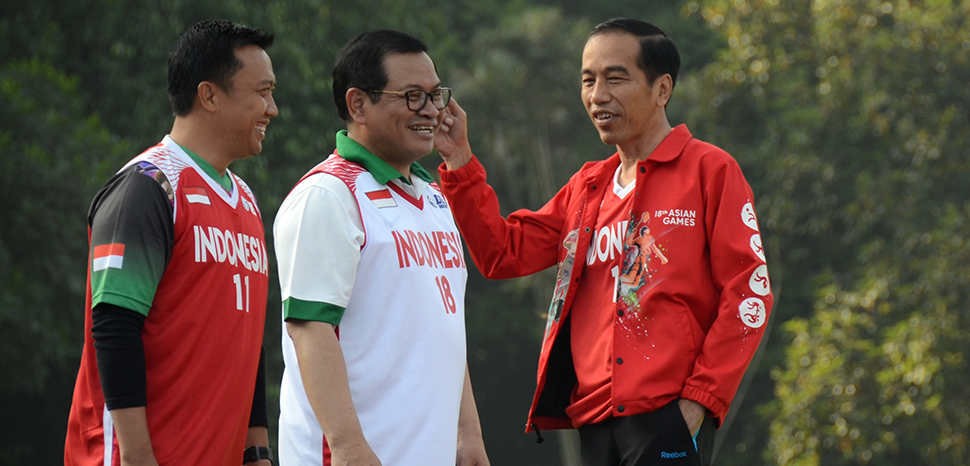 cc Cabinet Secretary of the Republic of Indonesia, modified, https://commons.wikimedia.org/wiki/File:President_Joko_Widodo_talks_with_his_subordinates_before_playing_basketball.jpg