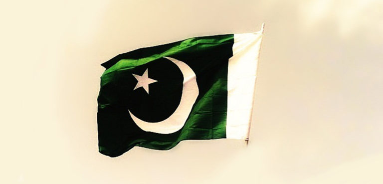 cc Farzana Ahmad Awan, modified, https://commons.wikimedia.org/w/index.php?limit=500&offset=0&profile=default&search=pakistan+flag&title=Special:Search&ns0=1&ns6=1&ns12=1&ns14=1&ns100=1&ns106=1#/media/File:Pakistan_Flag_On_Independence_Day.jpg