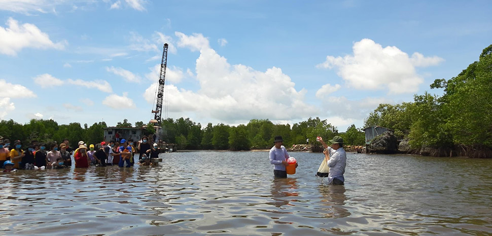                 Students doing field work in Hau Giang Province and Can Tho City, learning to collect data on surface-water and riverbed water and sediment quality changes. Photo credit: Nguyen Minh Quang, co-founder Mekong Environment Forum, modified, all rights reserved for author.
              