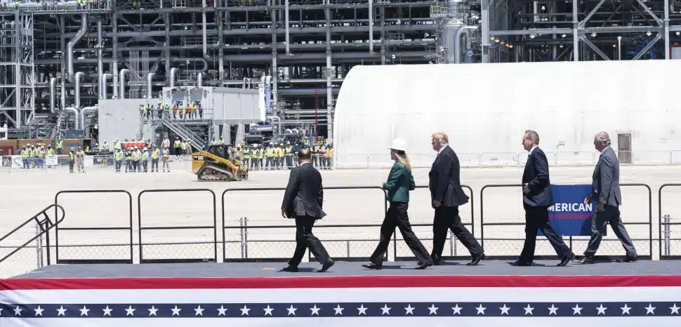 President Donald J. Trump participates in a walking tour of Cameron LNG Export Terminal Tuesday, May 14, 2019, in Hackberry, La. (Official White House Photo by Shealah Craighead) / modified, cc Trump White House, https://www.flickr.com/photos/whitehouse45/40884405043