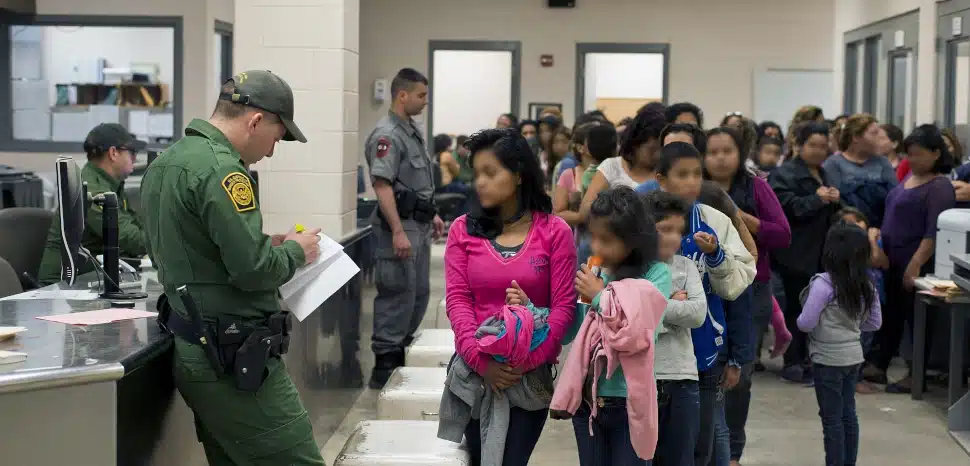 cc US Customs and Border Protection, modified, https://commons.wikimedia.org/wiki/File:CBP_Processing_Unaccompanied_Children_%2815020196668%29.jpg