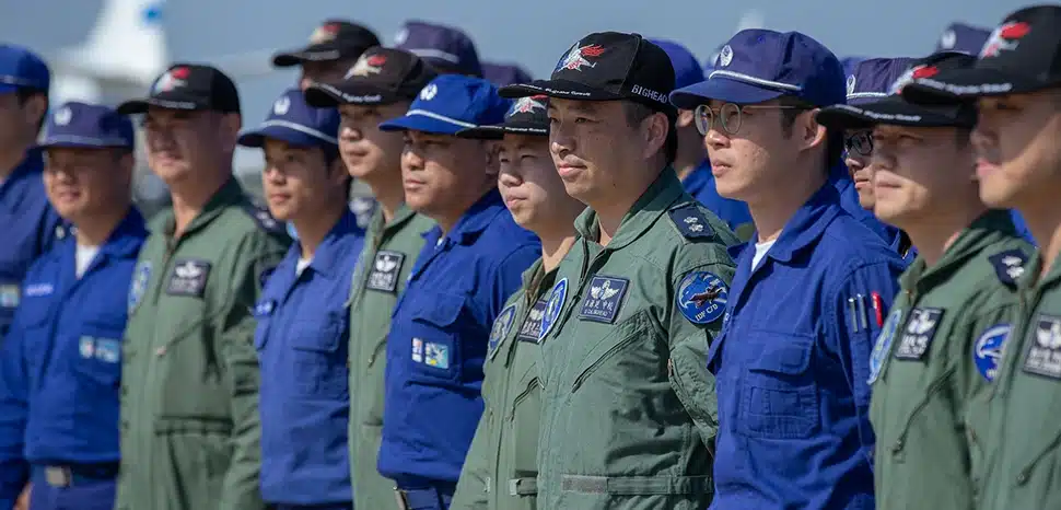                 cc 總統府, modified, https://commons.wikimedia.org/wiki/File:Military_people_of_Taiwanese_Air_force_at_the_Magong_Air_Force_Base_20190417.jpg
              