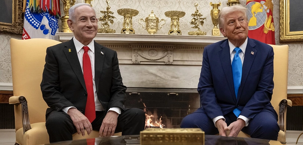 cc Dan Scavino (1976–) wikidata:Q28076289, modified, On February 4, 2025, President Donald Trump welcomes Israeli Prime Minister Benjamin Netanyahu at the White House. / https://commons.wikimedia.org/wiki/File:Donald_Trump_and_Benjamin_Netanyahu_at_White_House_2025_%284%29_%28cropped%29.jpg