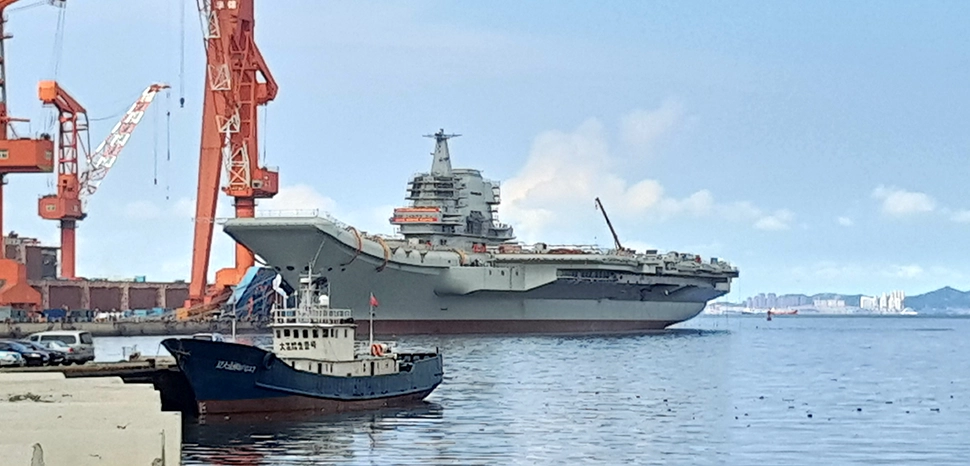 正在栖装中的001A，拍摄于大连港, cc GG001213, modified, https://en.m.wikipedia.org/wiki/File:%E5%81%9C%E6%B3%8A%E4%BA%8E%E5%A4%A7%E8%BF%9E%E6%B8%AF%E7%9A%84001A.jpg