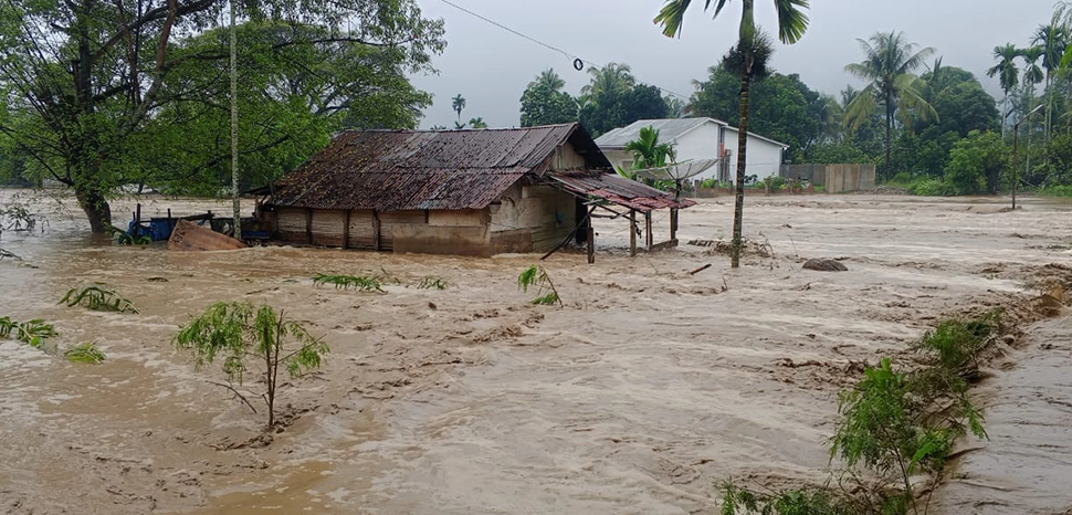 cc Indonesian National Board for Disaster Management, modified, https://commons.wikimedia.org/wiki/File:Flood_in_Southeast_Aceh_Regency,_Sumatra.jpg