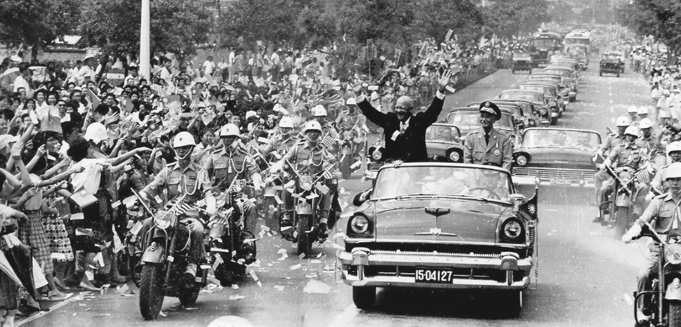                 With President Chiang Kai-shek of the Republic of China, the U.S. President Dwight D. Eisenhower waved hands to Taiwanese people during his visit to Taipei, Taiwan in June 1960. The two Presidents issued a Joint Communique reaffirming solidarity, stating that, according to the 1954 Sino-American Mutual Defense Treaty, Kinmen and Matsu islands were closely related to the defense of Taiwan, and condemning the Communist China's artillery bombardment against Kinmen. Chiang was the Supreme Commander of Allied forces in the China war zone while Eisenhower was the Supreme Allied Commander Europe. Chiang met President Franklin D. Roosevelt and British Prime Minister Winston Churchill at the Cairo Conference in 1943 while Eisenhower also attended the meeting., modified, https://commons.wikimedia.org/wiki/File:U.S._President_Eisenhower_visited_TAIWAN_%E7%BE%8E%E5%9C%8B%E7%B8%BD%E7%B5%B1%E8%89%BE%E6%A3%AE%E8%B1%AA%E6%96%BC1960%E5%B9%B46%E6%9C%88%E8%A8%AA%E5%95%8F%E8%87%BA%E7%81%A3%E5%8F%B0%E5%8C%97%E6%99%82%E8%88%87%E8%94%A3%E4%B8%AD%E6%AD%A3%E7%B8%BD%E7%B5%B1-2.jpg
              