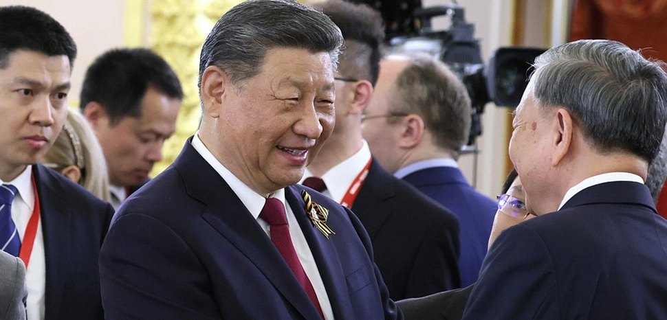                 General Secretary of the Chinese Communist Party Xi Jinping meeting General Secretary of the Communist Party of Vietnam Tô Lâm before the dinner hosted on behalf of the President of Russia for the heads of foreign delegations and honorary guests who have come to Moscow for the celebrations of the 80th anniversary of Victory in the Great Patriotic War of 1941–1945. / https://commons.wikimedia.org/wiki/File:Xi_Jinping_and_To_Lam_meeting_each_other_in_Moscow_%282025%29.jpg
              