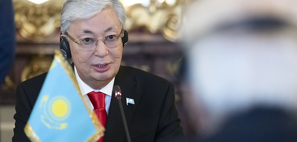 cc Quirinale, modified, Il Presidente Sergio Mattarella incontra Kassym-Jomart Tokayev, Presidente della Repubblica del Kazakhstan, in visita ufficiale, Palazzo del Quirinale, 18 gennaio 2024 (foto di Francesco Ammendola - Ufficio per la Stampa e la Comunicazione della Presidenza della Repubblica) - https://commons.wikimedia.org/wiki/File:Sergio_Mattarella_con_Kassym-Jomart_Tokayev,_Presidente_della_Repubblica_del_Kazakistan_in_visita_ufficiale,_Palazzo_del_Quirinale,_18_gennaio_2024_(05).jpg