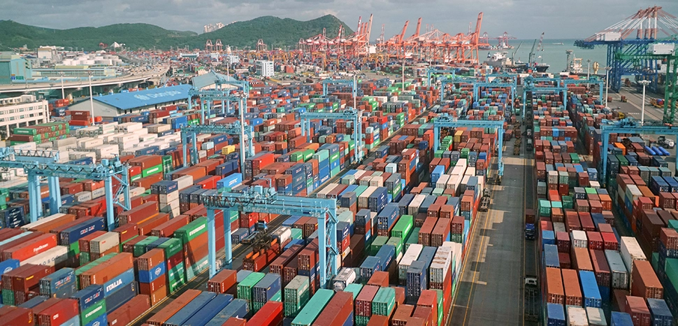                 cc Jean-Pierre Dalbéra, modified, Busan est le plus grand port de la Corée du sud, la ville compte plus de 3,7M habitants. C'est la deuxième ville du pays après Séoul. Durant la guerre de Corée, la ville a accueilli de très nombreux réfugiés, elle n'a jamais été occupée par les troupes communistes. Le port de Busan est le 5ème port à conteneurs du monde. Il comprend plusieurs ports, un terminal international de passagers et un terminal à conteneurs. Le port du sud abrite le marché aux poissons, il est la plus grande base de pêche de Corée. / https://www.flickr.com/photos/dalbera/49023154553
              