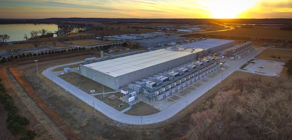 cc Chad Davis, modified, https://commons.wikimedia.org/wiki/File:Google_Data_Center,_Council_Bluffs_Iowa_%2849062863796%29.jpg