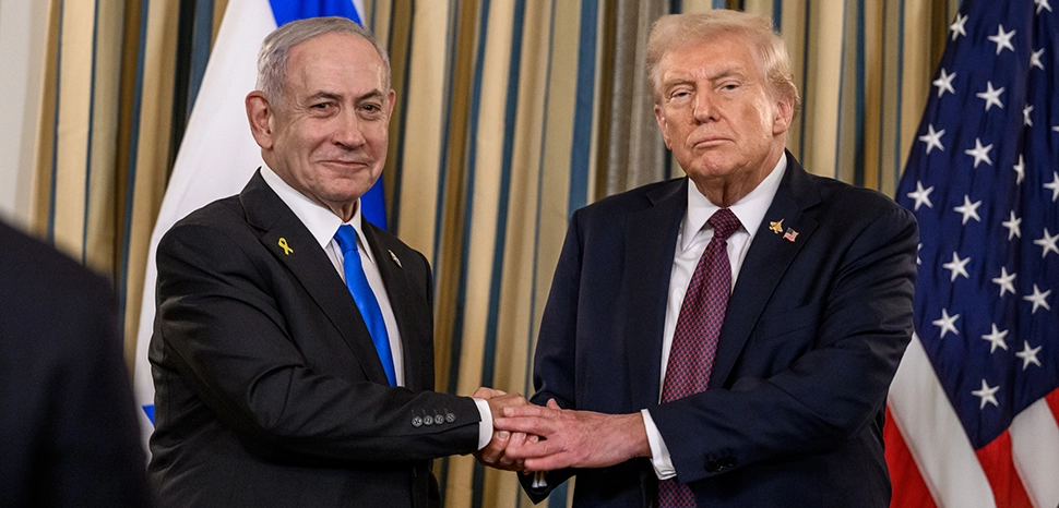 cc White House, modified, President Donald Trump and Israeli Prime Minister Benjamin Netanyahu shake hands after joint press conference announcing the U.S. peace plan for Gaza, Monday, September 29, 2025, in the State Dining Room of the White House. (Official White House Photo by Joyce N. Boghosian) - https://commons.wikimedia.org/wiki/File:President_Donald_Trump_and_Israeli_Prime_Minister_Benjamin_Netanyahu_hold_a_joint_press_conference_%28cropped2%29.jpg